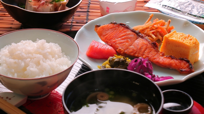 【朝食付き】琥珀色の温泉と無添加コラーゲンたっぷりの水炊きスープで心と体を満たし出発♪